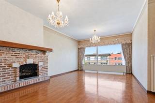 <p><span>In de </span><span>Heidelaan 30 in Lint</span><span> vinden we dit </span><span>instapklare appartement te koop</span><span> op de </span><span>tweede verdieping</span><span>. </span></p><p><span>Het appartement is gelegen in een aangename en </span><span>groene omgeving</span><span>, vlakbij winkels, scholen, openbaar vervoer en belangrijke invalswegen. </span></p><p><span>Dankzij de combinatie van rust, ruimte en lichtinval is dit de ideale woonst voor gezinnen of koppels.</span></p><p><span> </span></p><p><span>Het appartement beschikt over een </span><span>bewoonbare oppervlakte van ca. 85m²</span><span>, een ruime leefruimte met </span><span>2 volwaardige slaapkamers</span><span>.</span></p><p><span> </span></p><p><span>Indeling:</span></p><p><span> </span></p><p><span>2de verdieping:</span></p><ul><li><span>Inkomhal</span></li><li><span>Aparte toilet</span></li><li><span>Lichtrijke leefruimte</span></li><li><span>Eetruimte</span></li><li><span>Geïnstalleerde keuken</span></li><li><span>Hal</span></li><li><span>Hobbyruimte</span></li><li><span>Slaapkamer 1</span></li><li><span>Slaapkamer 2</span></li><li><span>Badkamer met ligbad</span></li></ul><p><span> </span></p><p><span>Troeven:</span></p><ul><li><span>Rustige en groene ligging</span></li><li><span>mogelijkheid tot aankoop garagebox aan €25.000</span></li><li><span>Kelder</span></li><li><span>Dubbel glas</span></li><li><span>Veel lichtinval</span></li><li><span>Nieuwe ketel</span></li><li><span>EPC B</span></li></ul><p><span> </span></p><p><span>Ben jij geïnteresseerd in dit appartement te koop in Lint, ben je op zoek naar ander vastgoed, een investering of wens je de waarde van jouw eigendom te kennen? Dan ben je bij BOLT Immo aan het juiste adres! Wij helpen jou graag verder. </span></p><p><span> </span></p>