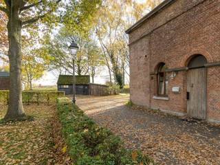 In het charmante en rustige Lillo, omringd door groen, bevindt zich deze uitzonderlijke halfopen woning van ca 265 m² boordevol karakter...