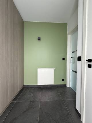 Gelegen op een geliefde en rustige locatie nabij het centrum van As bevindt zich deze verzorgde en instapklare woning met een bewoonbare oppervlakte van 4a25ca. Comfort, licht en functionaliteit komen hier perfect samen.<br /><br />Bij het binnenkomen valt meteen de aangename leefruimte op, die dankzij de grote raampartijen geniet van een overvloed aan natuurlijke lichtinval. De ingebouwde bio-ethanol haard zorgt voor extra sfeer en gezelligheid.<br /><br />De woning beschikt over drie slaapkamers, waarvan één momenteel ingericht is als hobby- of tv-kamer. De master bedroom is bovendien voorzien van een praktische dressing. Verder zijn er ingebouwde kasten aanwezig in de hal en is er extra bergruimte dankzij de berging en zolderkamer.<br /><br />De volledig uitgeruste keuken biedt alle comfort voor dagelijks gebruik en sluit mooi aan op de leefruimte en tuin.<br /><br />Ook op technisch vlak scoort deze woning uitstekend:<br />* EPC A-label<br />* Elektriciteit conform<br />* 5 kW zonnepanelen met certificaten (waarde ca. €8.000)<br />* Alarminstallatie<br />* Airconditioning<br /><br />Buiten geniet u van een volledig omheinde en aangelegde tuin waar privacy en rust centraal staan. Het tuinhuis met overdekt terras vormt de ideale plek om in alle seizoenen te ontspannen of gasten te ontvangen. Daarnaast beschikt de woning over een carport met automatische poort.<br /><br />Een ideale woning voor wie rustig wil wonen met alle voorzieningen en het centrum van As binnen handbereik.