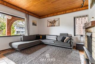Voor meer info en foto’s, surf naar www.swevers.be – Deze instapklare architectenwoning aan de Beverlosesteenweg 439 in Koersel combineert een karaktervolle split-levelindeling met veel praktische ruimte. De woning werd gebouwd in 1979 en biedt 200 m² bewoonbare oppervlakte op een perceel van 868 m². Via de centrale inkomhal bereik je de woonkamer van 16 m². Het aansluitende eetgedeelte staat in verbinding met de keuken van 14 m² en geeft toegang tot het overdekte terras. De verschillende niveaus zorgen voor een speelse maar duidelijke scheiding tussen de leef- en slaapruimtes. Verder zijn er een wasruimte en een inpandige garage van 25 m². Op de verdieping bevinden zich drie volwaardige slaapkamers van 14 m², 14 m² en 12,25 m², aangevuld met een centraal gelegen badkamer. De kelder van 36 m² biedt bovendien heel wat extra opslagruimte. Het noordelijk georiënteerde perceel biedt voldoende buitenruimte, met het overdekte terras als aangename verbinding tussen binnen en buiten. Ook de ligging is praktisch: scholen, winkels, openbaar vervoer, restaurants en ontspanningsmogelijkheden bevinden zich in de nabije omgeving. De snelweg is bereikbaar op circa 4 km. Een instapklare woning met een bijzondere architectuur, drie slaapkamers en veel functionele ruimte. Voor meer informatie, bel 011 255 155. Bron bewoonbare oppervlakte: EPC – verslag. <br />Dit pand is onderworpen aan de renovatieverplichting van de Vlaamse overheid voor residentiële gebouwen (behoudens bij sloop binnen 5 jaar na de aankoop). Consulteer voor meer informatie de website van het Vlaams Energie- en Klimaatagentschap via https://www.vlaanderen.be/een-huis-of-appartement-kopen/renovatieverplichting-voor-residentiele-gebouwen.