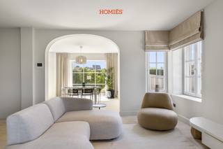 Welkom bij deze adembenemende villa (vernieuwbouw), gelegen op een prachtig perceel van 10 are 46 centiare. Deze woning combineert hedendaags...