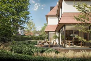Une Villa neuve exclusive à vendre dans le quartier paisible de Duinbergen, près de Knokke-Heist ! Découvrez cette magnifique villa neuve où élégance intemporelle, confort moderne et emplacement exceptionnel se conjuguent harmonieusement. Située dans le quartier calme et recherché de Duinbergen, elle vous offre un véritable havre de paix, à quelques pas de la plage, des charmantes boutiques et de tous les attraits du littoral. Cette villa aux finitions luxueuses comprend cinq chambres à coucher spacieuses et a été conçue avec un souci constant de la luminosité, de l'espace et de la qualité des matériaux. Le vaste séjour, baigné de lumière grâce à ses grandes baies vitrées, est le cœur de la maison et s'ouvre sur un jardin ensoleillé et une agréable terrasse. La cuisine ouverte, entièrement équipée, allie esthétique raffinée et fonctionnalité optimale et est l'endroit idéal pour partager des moments conviviaux en famille ou entre amis. À l'étage, trois chambres à coucher confortables, dont une suite parentale élégante, sont complétées par des salles de bains raffinées répondant aux plus hautes exigences. Chaque détail de cette maison témoigne de qualité et de raffinement, des finitions soignées à l'agencement bien pensé. Au deuxième étage, deux chambres à coucher supplémentaires avec salles de bains et un local technique complètent l'ensemble. Cette villa exclusive offre une opportunité unique à ceux qui recherchent un cadre de vie luxueux, calme et prestigieux, à proximité de la mer et de l'animation de Knokke-Heist. Caractéristiques de cette propriété :<br />Emplacement exclusif dans les allées résidentielles du paisible quartier de Duinbergen<br />Cinq chambres à coucher spacieuses<br />Finitions luxueuses et haut de gamme<br />Espaces de vie lumineux et aérés Jardin ensoleillé avec terrasse<br />Construction neuve écoénergétique Proche de la plage, des commerces et des loisirs<br />Une demeure d'exception pour ceux qui exigent le meilleur.<br />Laissez-vous séduire par le charme, le confort et l'exclusivité de cette villa unique.