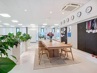 Gelegen op de vijfde en hoogste verdieping vinden we deze high-end kantoorruimte van +/- 325m² met terras terug. Het kantoor is voorzien een...