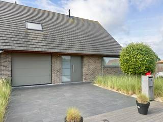 Lombardsijde, op het einde van een doodlopende straat, vinden we deze uiterst verzorgde koppelwoning terug. Deze woning is ideaal gelegen voor wie rust zoekt maar toch dichtbij de kustplaatsen Nieuwpoort en Middelkerke wil wonen.<br />Indeling: Oprit voor meerdere wagen. Inkomhal met toilet, Leefruimte voorzien van gashaard en grote ramen met zicht op de tuin. Stijlvolle open keuken. De grote garage is voorzien van ingemaakte kasten en doet evenals dienst als wasruimte. Een achterdeur geeft rechtsreeks toegang tot de tuin wat zeer praktisch is. De eerste verdieping beschikt over 3 slaapkamers; badkamer voorzien van inloopdouche en ligbad en wastafel. Er is ook een apart toilet. De tuin is voorzien van een tuinpoortje, kwalitatieve tuinberging waarop de zonnepanelen geplaats werden. Terras rondom rond de woning en de grote ramen zijn voorzien van screens.<br />Bezoeken zijn mogelijk <u>vanaf september</u> en worden uitsluitend op maandag ingepland, steeds na afspraak.<br /><br />Bel Dries, ook op zon-en feestdagen, 0478/937.935, of kom langs op kantoor 'Immo Maritiem' naast het kerkje in Nieuwpoort-bad.