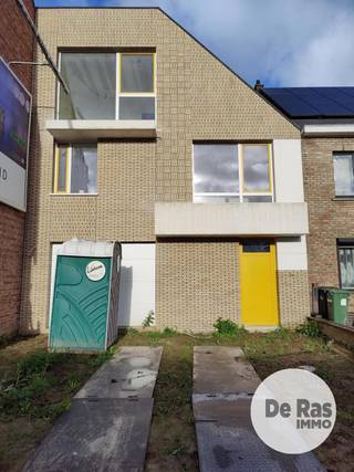 AALST - Nieuwbouwwoning met mooie architectuur op zeer centrale locatie.<br /><br />Deze woning getuigt van een mooi staaltje architectuur zowel aan de binnen- als aan de buitenkant. Het open karakter aan de binnenkant, de grote raampartijen met kleuraccenten, de verdeling in niveaus, alsook het punctueel metselwerk aan de buitenkant maken van deze eigendom een unieke woonbeleving.<br />De woning beschikt over heel wat praktische ruimtes. Op het gelijkvloers biedt deze eigendom een mooie inkomhall, gastentoilet, mooie open woonkamer met zicht op de tuin, een open keuken met mogelijkheid tot keukeneiland en een tussenverdieping die kan dienst doen als kantoorruimte, leeshoek of speelhoek. Tevens is er nog een inpandige garage, een praktische berging (tussen garage en keuken) een terras en een tuinzone.<br />De bovenverdieping omvat een nachthall, 3 ruime slaapkamers, een apart toilet, een praktische badkamer met ligbad en inloopdouche en een ruim zonneterras.<br />Vooraan de woning is er parkeerfaciliteit voor een extra wagen en een mooie groenpartij kan nog worden voorzien.<br /><br />Deze woning is voorzien van vloerverwarming over het volledige woonoppervlak en voldoet aan alle hedendaagse normen van energiewetgeving.<br />Aankoop onder gesplitst stelsel registratie - btw. Prijs voor casco-afwerking.<br />Mogelijkheid om de woning volledig verder te laten afwerken.<br /><br />Bent U op zoek naar een gloednieuwe gezinswoning met een toffe indeling, dit op één van de belangrijkste verbindingswegen naar de stad (slechts 5 min) en de autosnelweg (2 km), dan is deze eigendom zeker niet te missen.<br />Maak vandaag nog uw afspraak voor plaatsbezoek!<br />E-peil 28.