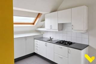 Instapklaar dakappartement met één slaapkamer in hartje Dessel<br /><br />In het centrum van Dessel bevindt zich dit verzorgd en lichtrijk appartement met een bewoonbare oppervlakte van 54 m². Een ideale opportuniteit voor starters, alleenstaanden of als interessante investering!<br /><br />Bij het betreden van het appartement komt u terecht in de gezellige leefruimte die geniet van aangename lichtinval. Aansluitend bevindt zich de praktische keuken. Verder beschikt het appartement over één volwaardige slaapkamer en een badkamer.<br /><br />Extra troeven:<br />✔ Elektrische installatie conform tot 2049<br />✔ EPC-score: 206 kWh/m² (C-label)<br />✔ Asbestveilig – geen asbest aanwezig<br />✔ Vrije buitenstaanplaatsen voor de wagen<br />✔ Gelegen op wandelafstand van winkels, horeca, bibliotheek, apotheek en andere voorzieningen<br /><br />Dankzij de centrale ligging woont u hier midden in het dorpscentrum met alles binnen handbereik, terwijl u toch geniet van een aangename woonomgeving.<br /><br />Bent u op zoek naar een betaalbaar en instapklaar appartement op een topligging?<br /><br />Voor meer informatie of een vrijblijvende bezichtiging kan u contact opnemen met ons kantoor te Mol op het nummer 014/30.02.08.