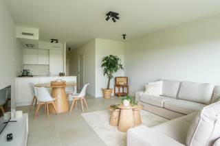 appartement combineert een hedendaagse uitstraling met een bijzonder praktische indeling en een overvloed aan natuurlijk licht.<br />Het appartement beschikt over maar liefst drie volwaardige slaapkamers en twee badkamers, waardoor het uitermate geschikt is voor gezinnen, koppels die extra ruimte wensen of wie op zoek is naar een comfortabele combinatie van wonen en thuiswerken.<br />De doorlopende indeling vormt een absolute meerwaarde. De leefruimte bevindt zich aan de zuidzijde van het gebouw en geniet dankzij de gunstige oriëntatie van een aangename natuurlijke lichtinval. Hier komt u helemaal tot rust in een warme, uitnodigende omgeving.<br />Ook buitenliefhebbers komen hier volop aan hun trekken. Het appartement beschikt over twee terrassen, één aan elke zijde van het gebouw. Zo kunt u op verschillende momenten van de dag genieten van het buitenleven en optimaal inspelen op de stand van de zon.<br />De drie slaapkamers bevinden zich aan de noordzijde van het gebouw. Dit zorgt voor een aangenaam contrast met de zonnige leefruimte en biedt een koelere omgeving om tot rust te komen, zeker tijdens de warmere maanden.<br />Verder is het appartement uitgerust met centrale verwarming en biedt de recente renovatie een eigentijdse woonomgeving waarin comfort en functionaliteit centraal staan.<br />Een bijzonder complete woongelegenheid, waar ruimte, lichtinval en buitenruimte op een mooie manier samenkomen. Een ideale opportuniteit voor wie op zoek is naar een instapklaar appartement met drie slaapkamers en twee badkamers.<br />Laat u verrassen door de ruimte en het comfort van dit appartement en plan vandaag nog uw bezoek!