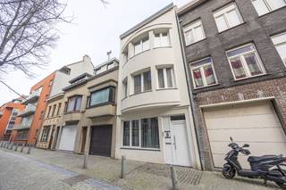 In het bruisende centrum van Oostende bevindt zich dit instapklare opbrengsteigendom, bestaande uit 3 volledig gerenoveerde appartementen, elk met...