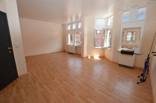 Indeling:<br /><br />Inkom, woonkamer, open keuken, 1 slaapkamer, badkamer met ligbad, wastafel en toilet, berging. <br />Gemeenschappelijke fietsenberging.<br /><br />- Elektriciteit conform<br />- Kleine residentie (GEEN LIFT)<br />- Dubbele beglazing PVC<br />- Geen syndickosten.