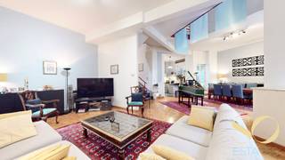 <p>Ideaal gelegen in de Sint-Katelijnewijk, dichtbij talrijke winkels, op de 1e verdieping van een modern gebouw van 2000, bieden wij u dit prachtige appartement van 202m2+ terras. Het biedt een inkomhal met vestiaire en apart toilet, ruime lichtrijke woonkamer (75m2), halfopen, volledig uitgeruste keuken en terras. Boven, nachthal, 2 slaapkamers (19 en 14m2), douchekamer met WC, master-suite (20m2) met badkamer en WC. Kelder. EPC: D. Dit appartement zal u bekoren met zijn goede locatie, uitzonderlijke woonkamer en privé buitenruimte! Een bezoek is een must!</p>