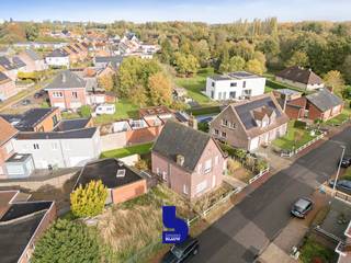 Op wandelafstand van het centrum van Zwijnaarde, met een unieke bereikbaarheid via het openbaar vervoer (trein, tram en bus) én de belangrijkste verbindingswegen (E40, R4 en E17).<br /><br />Deze te renoveren woning biedt enorm veel mogelijkheden. Dankzij de uitzonderlijk rustige ligging is dit een uitstekende investering in jouw toekomst.<br />De woning beschikt over een zeer ruime garage (plannen te downloaden via onze website) en een mooie tuin die naar eigen smaak kan worden aangelegd.<br />Via de inkomhal betreden we de ruime woonkamer, opgedeeld in een zit- en eetgedeelte. De keuken is momenteel afzonderlijk, maar kan eenvoudig worden opengetrokken. Er is eveneens nog een badkamer aanwezig. <br /><br />Op de eerste verdieping bevinden zich drie slaapkamers. Daarnaast is er ook nog een ruime zolder aanwezig.<br />