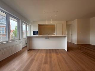 Bent u op zoek naar een instapklaar en lichtrijk appartement op een uitstekende locatie? Ontdek dit prachtig vernieuwde 2-slaapkamerappartement in het hart van Tienen, op wandelafstand van winkels, openbaar vervoer en alle nodige voorzieningen.<br />Indeling: Lichtrijke woonkamer met open keuken, Apart toilet, Badkamer met douche en lavabo, 2 slaapkamers, Praktische kelderberging.<br />Huurprijs: €950/maand + Gemeenschappelijke kosten: €150/maand (inclusief provisie voor water en verwarming)<br />Interesse of wenst u meer informatie? Neem gerust contact met ons op via claudia@immogve.be of bel naar 016/56.56.14.