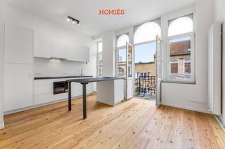Appartement 0201 strekt zich uit van voor- tot achterzijde van het gebouw en biedt een bijzonder ruimtelijk gevoel dankzij de overvloedige...