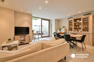 Ontdek dit ruime en lichtrijke appartement in de gezellige Rijselstraat 16 te Torhout. Dankzij de centrale ligging woont u hier op wandelafstand van winkels, openbaar vervoer, horeca en tal van andere voorzieningen.<br /><br />Via de aparte inkom komt u binnen in de nachthal, voorzien van praktische inmaakkasten en een gastentoilet. De bijzonder ruime leefruimte biedt alle comfort voor zowel een gezellige zithoek als een volwaardige eetplaats en sluit naadloos aan op de open, volledig uitgeruste keuken.<br /><br />Verder beschikt het appartement over drie volwaardige slaapkamers, een ruime badkamer met ligbad en lavabo en een handige technische berging.<br /><br />Ook buiten is het aangenaam vertoeven op het zuidoostgerichte privéterras, ideaal om in alle rust van de zon te genieten. Bovendien is er een private en gemeenschappelijke fietsenberging, zodat uw fiets steeds veilig en gemakkelijk kan worden opgeborgen.<br /><br />Een ruim en comfortabel appartement op een uitstekende ligging in het centrum van Torhout! Contacteer ons vandaag nog voor meer informatie of een bezoek ter plaatse!<br /><br />De vermelde prijs is een richtprijs, elk bod hoger of lager dan deze prijs wordt voorgelegd aan de eigenaar die zich het recht voorbehoudt om dit te aanvaarden of te weigeren.<br /><br />Neem voorsprong met een vrijblijvende schatting via:<br />www.residentievastgoed.be/gratisonlineschatten