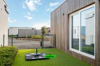 Dit gezellig en jong (2022) vakantieverblijf bevindt zich in het Dahliapark, op een steenworp van Bredene-aan-Zee. U heeft zo alle nodige faciliteiten binnen handbereik en geniet toch van een uitermate rustige omgeving. <br /><br />De woning heeft een gezellige eet-enleefruimte als centraal hart. De kookhoek is functioneel uitgerust met het nodige alsook kast-en werkruimte. <br /><br />Er zijn twee volwaardige slaapkamers beschikbaar waardoor het uitermate geschikt is voor gezinnen. Daarenboven zijn er twee badkamers, elk met een lavabo en douche. Het toilet is apart. U heeft tevens een handige berging. <br /><br />Tot slot is er nog een omheind tuintje met ruime tuinberging ter beschikking. <br /><br />U kunt uw wagen vlot parkeren aan de woonst zelf aangezien er liefst drie staanplaatsen voor de deur inbegrepen zijn. <br /><br />Er is geen domiciliëring mogelijk in dit vakantiepark.<br /><br />Bent u op zoek naar een gunstig gelegen uitvalsbasis aan de kust of een interessante investering? Aarzel dan niet en neem contact op voor meer info of een afspraak. <br /><br />