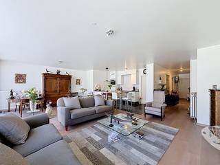 <p>Prachtig <strong>recent appartement</strong> (ca.114 m²) op de 2de verdieping met ruim terras, gelegen nabij het <strong>centrum</strong> van Brasschaat, mooie wandeling naar het Park van Brasschaat via de Bloemenlei.<br /><br /><strong>Indeling</strong>: inkomhall op parket met gastentoilet, ruime living op parket met open volledig ingerichte keuken op blauwe steen (voorzien van Miele toestellen: ijskast, kookplaat, combi-micro-oven, vaatwasmachine, dampkap), aanpalende berging met aansluiting voor wasapparatuur, douchekamer met ruime instapdouche en lavabo, hoofdslaapkamer op parket met aanpalende badkamer met ligbad, dubbele lavabo en toilet, 2de slaapkamer op parket, beiden met toegang tot het overdekt terras.<br /><br /><strong>Bijzonderheden:</strong></p>

<ul>
	<li>CV op gas.</li>
	<li>Ondergrondse autostaanplaats en kelder inbegrepen.</li>
	<li>Lift.</li>
	<li>Maandelijkse servicekosten: ca. € 165 euro/maand.</li>
	<li>Beschikbaar.</li>
</ul>