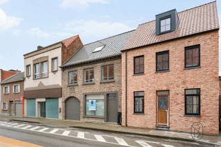 Te koop: instapklare woning met zwembad en poolhouse in centrum DeerlijkIn het centrum van Deerlijk bevindt zich deze volledig instapklare woning met...