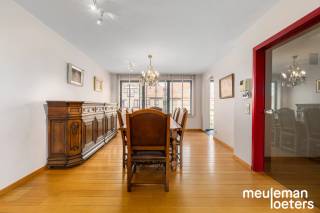 Deze ruime en lichtrijke bel-étagewoning is rustig gelegen en toch centraal in het hart van Oostkamp nabij verschillende winkels, diensten, scholen...