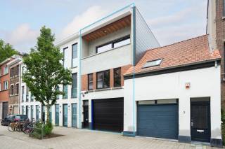 This charming home in Antwerp offers a spacious living area with a total of 152 m². The house features two comfortable bedrooms, perfect for families or for setting up an additional workspace or hobby room. The layout is practical and allows plenty of natural light, creating a warm and inviting atmosphere in every room.<br /><br />The well-maintained bathroom is equipped with all the necessary amenities for your comfort. Additionally, there is a garage available, providing convenient parking as well as extra storage space. This makes the property highly functional and tailored to modern family living.<br /><br />Located in Antwerp, the property ensures easy access to a variety of facilities such as shops, schools, and public transportation. This offers the perfect balance between peaceful living and urban convenience. This home is an excellent choice for those seeking comfort and practicality in an attractive setting.<br /><br />Garage available from: 01/09  <br />Rent: €1595/month  <br />Parking: €125/month  <br /><br />Contact LISTED to schedule a viewing: +32 3 283 51 51.