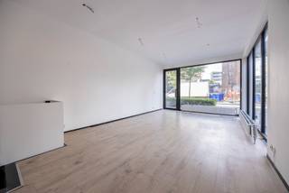 Bent u op zoek naar een kantoor of een handelsruimte en dit op een zichtbare toplocatie? Dan stellen we graag deze ruimte aan u voor!<br /><br />U komt per direct binnen in een open ruimte die op zich toegang geeft aan een apart toilet en een keuken. Verder is er nog een ruime kelder die toegankelijk is via het handelspand zelf.<br /><br />Optioneel kunt u een overdekte autostaanplaatsen/garageboxen mee aankopen vanaf € 25.000 (exclusief van de vraagprijs).<br /><br />Voor meer informatie kan u One vastgoed steeds bereiken op volgend nummer 03 360 85 30.