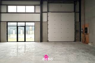 In Moen bieden wij dit nieuwbouwmagazijn aan met een totale oppervlakte van 197 m². Het magazijn heeft een breedte van 18 meter en een diepte van...