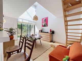 In de Beeldenmakersstraat woon je rustig, terwijl alles wat Brugge zo aangenaam maakt dichtbij ligt. Deze woning combineert een praktische indeling met open ruimtes en een zonnig terras, waardoor het een fijne plek is om thuis te komen.<br /><br />Op het gelijkvloers vind je de eetruimte met open keuken, die samen een aangename plek vormen om te koken en gezellig samen te zijn. Aansluitend bevindt zich een praktische berging en heb je toegang tot het zonnige terras.<br /><br />De eerste verdieping is volledig ingericht als leefruimte. Dankzij de grote ramen geniet je hier van veel natuurlijk licht en een aangenaam zicht op de omgeving.<br /><br />Op de tweede verdieping bevinden zich twee slaapkamers en een badkamer met ligbad. De woning is praktisch ingedeeld en biedt alles wat je nodig hebt voor comfortabel wonen.<br /><br />De ligging is een extra troef. Je woont in een rustige straat, op korte afstand van het Astridpark, winkels, openbaar vervoer en het centrum van Brugge.<br /><br />Indeling<br />Gelijkvloers: inkomhal - apart toilet - eetruimte - open keuken - berging - terras.<br />1ste verdieping: woonkamer.<br />2de verdieping: twee slaapkamers - apart toilet - badkamer met ligbad.<br /><br />Algemeen: <br />- Huurprijs: €1.100,00<br />- Beschikbaar vanaf 01/10/2026<br /><br />De snelste manier om een bezoek te brengen aan deze woning? Vraag je bezoek aan via de roze knop op onze website (www.dewaele.com) en je wordt gecontacteerd door onze verhuurexpert. <br />Telefonisch kunnen er geen afspraken gemaakt worden. Bij andere vragen kun je ons telefonisch contacteren via 050 444 999.<br /><br />Tot binnenkort!