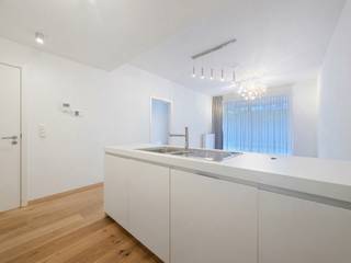 <p><b>ETTERBEEK – </b>Tussen Montgomery, Mérode en het Jubelpark, ideaal gelegen in het recente complex, "Aquila Garden“, een ONBEMEUBELD appartement van ±58 m² in het hart van het project, gelegen op de begane grond.</p>
<p><u>Op de begane grond</u> :</p>
<ul>
<li>Entreehal met apart toilet</li>
<li>Woonkamer van ±28,5 m² (3,7 x 7,6) met toegang tot een terras van ±18,5 m² op het zuiden</li>
<li>Volledig ingerichte keuken (oven, kookplaten, afzuigkap, koelkast/vriezer, vaatwasser)</li>
<li>Slaapkamer van ±13,5 m² (2,95 x 4,58) met aangrenzende doucheruimte (douche, wastafel)</li>
</ul>
<p>Kelder nr. C20</p>
<p>Parkeerplaats verplicht 100€/maand nr. P64</p>
<p>EPB C+<b> </b></p>
<p><u>Vaste kosten</u>: 130 €/maand (gemeenschappelijke kosten)<br />Extra kosten die door de beheerder in rekening worden gebracht:<br />100 € eenmalige kosten bij intrek<br />100 € eenmalige kosten bij verhuizing</p>
<p>Beschikbaar vanaf 01/10/2026!</p>