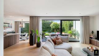 <span>Recente koppelwoning aan de Graaf Jansdijk in Oud Knokke, ideaal gelegen tussen het centrum en de oude molen. De woning verwelkomt u via een inkomhal met vestiaire en gastentoilet. Aansluitend bevindt zich een bureau met ingemaakte kasten. De ruime en lichtrijke woon- en eetkamer met gashaard sluit naadloos aan op de open keuken, uitgerust met Miele-toestellen en een gezellige ontbijthoek. Zowel de leefruimte als de keuken geven toegang tot het zonnige terras en de zuidgerichte tuin. Verder is er een praktische bijkeuken/wasplaats. Op de eerste verdieping bevindt zich de master bedroom met airco en aansluitende dressing, evenals een badkamer met dubbele lavabo, bad, douche en toilet. Daarnaast zijn er twee ruime slaapkamers, waarvan één momenteel ingericht is als dressing. Aparte douchekamer en een toilet op de nachthal. De tweede verdieping omvat een vierde slaapkamer, een douchekamer met lavabo, douche en toilet, een technische berging en een zolderruimte.De woning beschikt over een inpandige garage en een parkeerplaats voor de woning. Extra troeven zijn onder meer een zonnetent, alarmsysteem, camera’s en het gebruik van kwalitatieve materialen.</span>