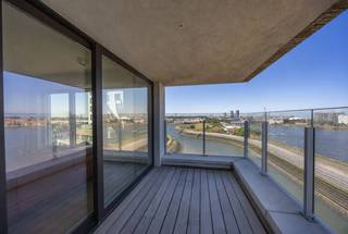 <ul>
<li><strong>Modern instapklaar appartement</strong> met mooi zonneterras aan de rand van de Spuikom te Bredene met panoramische uitzicht!</li>
<li>Omschrijving: inkomhal, ruime & lichtrijke living met aansluitend een <strong>mooi ruim terras</strong> met een prachtig & uniek open zicht , aansluitend een volledig ingerichte strakke open keuken, verder een afzonderlijke berging voorzien van aansluiting voor wasmachine, een toilet, <strong>3 slaapkamers en 2 badkamers. </strong></li>
<li>De grote raampartijen bieden een maximaal licht- en zoncomfort in combinatie met een gunstige zonoriëntatie! Je kunt er zowel genieten van de ochtendzon, de namiddagzon als van een idyllischezonsondergang!</li>
<li>Er is een gemeenschappelijke <strong>fietsenberging </strong>en vuilnislokaal in het gebouw aanwezig.</li>
<li>Mogelijkheid tot aankoop van een autostaanplaats of een <strong>dubbele garagebox</strong> in hetzelfde gebouw!</li>
</ul>
Dit pareltje is zeer rustig gelegen en bevindt zich bovendien op wandelafstand van het winkelcentrum van Bredene en vlakbij het openbaar vervoer! Zeker een bezoek waard!