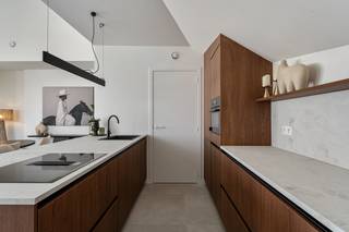 Nieuwbouwproject ‘Elegant Wonen’ biedt een aangename woonomgeving met een centrale binnentuin, in het bruisende Sint-Truiden. In dit nieuwbouwproject in afwerkingsfase hebben we nog enkele prachtige penthouses te koop! F301 bijvoorbeeld heeft een bewoonbare oppervlakte van maar liefst 133m2, beschikt over 3 ruime slaapkamers en heeft 2 zeer aangenaam terrassen.<br /><br />Ook dit nieuwbouwpenthouse beschikt over een eigen warmtepomp en PV-panelen om zo uw energiefactuur tot een minimum te beperken. Een groot pluspunt als toekomstige woonst of duurzame en kwalitatieve investering!<br /><br />Voor meer informatie ontvangen we u graag ter plaatse of bij ons op kantoor om dit prachtige project tot in de puntjes toe te lichten. Bel nu Elien Mombaerts op het nummer 0470/38.21.30.