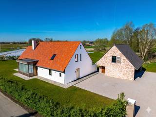 Deze exclusieve nieuwbouwvilla (2023) geniet van een unieke landelijke ligging, omringd door uitgestrekte velden en absolute rust. De eigendom...
