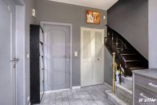 <p>Op wandelafstand van het gezellige centrum van Steenokkerzeel met alle winkels, restaurantjes, cafeetjes en wekelijkse zondagsmarkt in de buurt. Dit gezellig huis bestaat uit inkomhal/trapzaal in marmer, gastentoilet, ingerichte keuken, woonkamer en het vroegere kapsalon (waar voorheen de garage was). Op de eerste verdieping nachthal met toegang naar het terras, 2 slaapkamers, dressing en bureau. Badkamer met ligbad, badkamermeubel en toilet. Opbergkelder en zolder met uitbreidingsmogelijkheden. Leuk gezellig terras, tuin en 3 parkeerplaatsen voor de deur, dus ook ideaal voor wie zelfstandige activiteit wil starten zoals kapsalon, schoonheidssalon, trimsalon, … (INFO) Asbest dak te vervangen tegen 2034. De woning is uitgerust met 17 zonnepanelen, een waterverzachter en beschikt over een conform gekeurde elektrische installatie. Lage EPC score 134 label B. Openbaar vervoer op 230 m, school op 650 m. Nabij belangrijke invalswegen en autosnelwegen.</p>