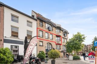 [[ DIT PAND NEEMT DEEL AAN DE ERA OPEN HUIZEN DAG OP 13/6 VAN 9:30 TOT 10:30 ]]
<p>Ben je op zoek naar een ruim appartement met 2 slaapkamers, panoramisch zicht en balkon in het centrum van Aalst? Gevonden!</p>

<p>Pal op het Keizersplein, op slechts enkele stappen van de Grote Markt, bevindt zich dit lichtrijke appartement op de tweede verdieping (lift aanwezig). Dankzij deze uitzonderlijke ligging geniet je van een directe toegang tot winkels, horeca, openbaar vervoer en alle voorzieningen die het bruisende stadscentrum te bieden heeft. Met een bewoonbare oppervlakte van 118 m² biedt deze eigendom een unieke combinatie van comfort, licht en ruimte. Bovendien beschikt het appartement over een gunstig EPC-label B, dat zeer dicht aanleunt bij een label A, wat zorgt voor een energiezuinige en toekomstgerichte woonst. Een garagebox is mee aan te kopen voor €30.000 en zorgt voor extra comfort en parkeergemak in het stadscentrum.</p>

<p>Je komt binnen via de ruime inkomhal met gastentoilet. Van hieruit bereik je de indrukwekkende leefruimte, waar de vele raampartijen zorgen voor natuurlijk licht en een prachtig zicht over de stad. Het open ruimtegevoel en de warme uitstraling maken van deze leefruimte een bijzonder aangename plek om thuis te komen. Aansluitend bevindt zich de keuken met de nodige toestellen en een gezellige ontbijthoek met een zuidwestgericht balkon aan de voorzijde waar je optimaal van de zon kan genieten. Verder beschikt het appartement over twee uitzonderlijk ruime slaapkamers, een badkamer uitgerust met zowel een ligbad als een douche, berging en waplaats.</p>