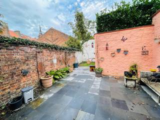 Brugge centrum <strong><u> ENERGIEZUINIG  CHARMANT INSTAPKLAAR WOONHUIS met TUIN en 4 SLAAPKAMERS en 10 zonnepanelen,</u></strong><br />Totaalrenovatie van 2021<br />Inkomhal, bergplaats, uiterst gezellig LICHTRIJKE living, uitgevend op grote mooie terras en tuin, open ingerichte keuken ( frigo,diepvries, elektrisch fornuis,combi-oven, vaatwas), badkamer met douche lavabo en toilet, aansluiting voor wasmachine, TUIN met alle privacy.(De woning is GEEN bel-étage woning, living, keuken en badkamer vinden zich op het gelijkvloers.)<br />Boven 4 SLAAPKAMERS, waarvan 1 met mezzanine.<br />Alle ramen thermo isolerend glas, elektriciteit conform tot 2045, 10 ZONNEPANELEN  3.300 Wp, <br />Hoogrendementsketel op aardgas, overal radiatoren.  0 asbest. Led verlichting.<br /> 