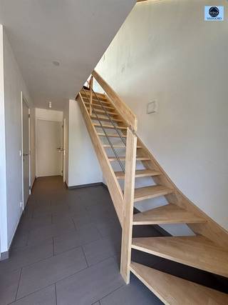 <p><span>ENERGIEZUINIGE INSTAPKLARE WONING MET 2 SLAAPKAMERS, GARAGE EN TUIN</span></p><p><span>Richtprijs : 325.000 euro</span></p><p><span> </span></p><p><span>Deze woning is ideaal gelegen, vlak bij openbaar vervoer, scholen en het provinciaal domein De Gavers.</span></p><p><span> </span></p><p><span>De woning heeft volgende indeling:</span></p><p><span>Op het gelijkvloers treft u de inkomhal met gastentoilet, de inpandige garage en de eerste slaapkamer. Achteraan de woning vindt u een terras en een mooie tuin.</span></p><p><span> </span></p><p><span>Op de eerste verdieping treft u de ingerichte keuken met de zonnige open leef-en eetruimte. Achteraan is er nog een overdekt terras met zicht op de tuin.</span></p><p><span> </span></p><p><span>Op de 2</span><span><sup>de</sup></span><span> verdieping vindt u de 2</span><span><sup>de</sup></span><span> slaapkamer en badkamer met douche, bad en lavabo.</span></p><p><span> </span></p><p><span>TROEVEN:</span></p><p><span>- EPC B => energiezuinig </span></p><p><span>- Instapklaar </span></p><p><span>- Ideale ligging </span></p><p><span>- Garage aanwezig </span></p><p><span>- Elektriciteit conform AREI!</span></p><p><span> </span></p><p><span>De woning beschikt over dubbele beglazing in aluminium en wordt verwarmd met centrale verwarming op aardgas. </span></p><p><span>Gelegen in signaalgebied.</span></p><p><span> </span></p><p><span>Voor info of bezoek bel Louis op 0472/29.25.04 of stuur een mail naar louis@svena.be</span></p><p><span> </span></p><p><span>Stedenbouwkundig uittreksel/inlichtingen in aanvraag! </span></p><p><span>Deze gegevens zijn louter informatief en wij kunnen niet aansprakelijk gesteld worden voor eventuele onjuistheden. </span></p><p><span>De bewoonbare oppervlakte is slechts indicatief.</span></p><p><span> </span></p>