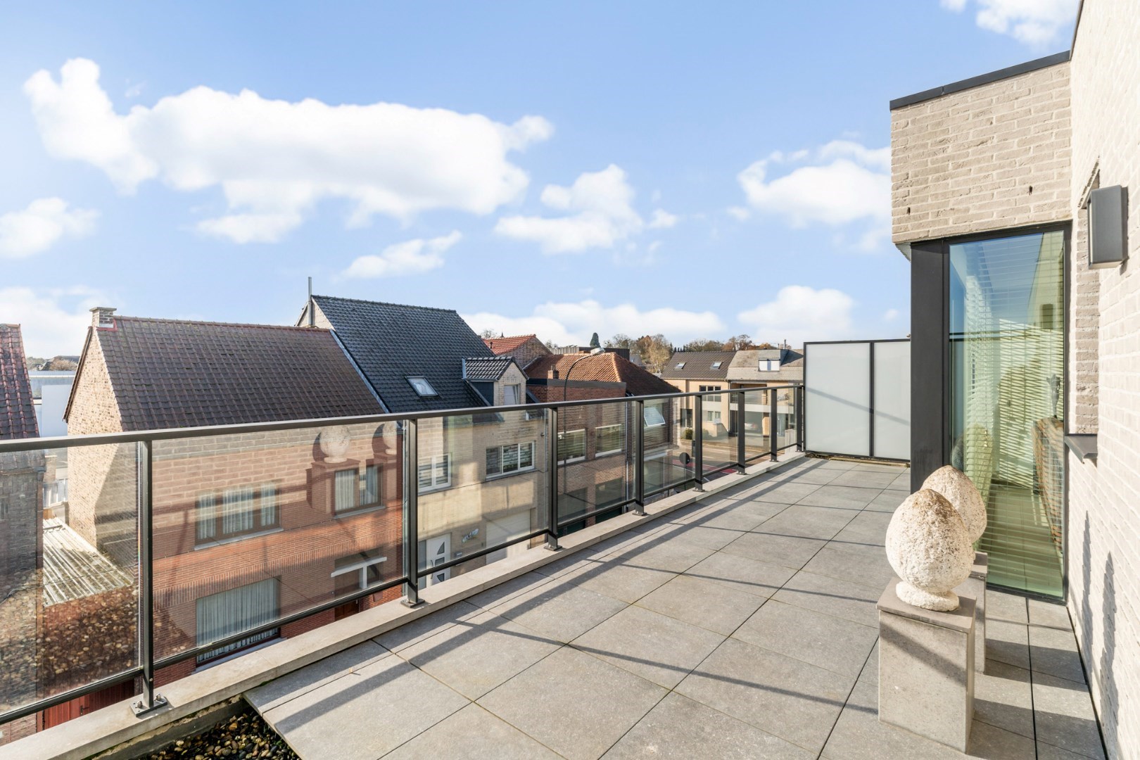 Knap hedendaags dakkappartement met ruime terrassen vlak bij het centrum - foto 1