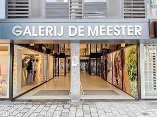 <p><span>Duplex HANDELSPAND (circa 200m²) met winkel en stockruimte in GALERIJ DE MEESTER </span></p><p><span> </span></p><p><span>Deze handelsruimte is nu ingericht als winkel (gelijkvloers) met stock ruimte (verdiep).</span></p><p><span>Galerij De Meester ligt tussen de GROTE MARKT en de OOSTRAAT (winkelstraat) en wordt 's avonds afgesloten. </span></p><p><span>De ligging is uiterst commercieel en beschikt over voldoende parkeermogelijkheden. </span></p><p><span> </span></p><p><span>Interesse? Contacteer ons gerust!</span></p><p><span> </span></p><p><span> </span></p>