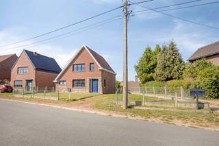 <p>Op zoek naar een woning die helemaal wacht op jouw persoonlijke invulling? Groenstraat 14 in Oud-Heverlee biedt precies dat: een  woning uit 1958, volledig casco gestript en winddicht gemaakt, gelegen op een rustige plek in het groen met een genereus perceel van 592 m². Hier krijg je een blanco canvas met alle troeven van een goede ligging, klaar om jouw droomhuis vorm te geven.</p><p>De woning telt een bewoonbare oppervlakte van 121 m², verdeeld over inkom, living, keuken en bijkeuken, berging en kelder, drie slaapkamers en een badkamer op de 1ste verdiepeing, die nog verder kan worden ingericht dankzij de reeds aanwezige vergunning met uitbreidingsmogelijkheid. De gevels zijn opgetrokken in steen, het vernieuwd zadeldak is afgewerkt met pannen, en de PVC-buitenschrijnwerk met hoogrendementsglas zorgt ervoor dat je meteen op een energetisch verantwoorde basis kan verderbouwen. Binnenin ligt alles open voor jouw indeling: van leefruimte tot keuken, alles is nog te bepalen naar eigen smaak en levensstijl.</p><p>Buiten geniet je van een tuin van 400 m² met een westelijke oriëntatie, ideaal voor lange zomeravonden. Praktisch is er ook een garage en maar liefst vier buitenparkeerplaatsen aan de voorkant, dus plaats voor bezoek is nooit een probleem. De woning beschikt over een bouwvergunning en bijhorende plannen, wat je een vliegende start geeft bij de verdere afwerking.</p><p>Qua ligging zit je hier meer dan goed: scholen op wandelafstand (400 m), het openbaar vervoer en het station beide op zo'n 450 m, en winkels op 3 km. Ook de invalswegen E40/E314 zijn vlot bereikbaar op 3,5 km, waardoor je zowel rust als bereikbaarheid combineert. Benieuwd naar de mogelijkheden van dit pand? Neem contact op met ons kantoor en plan snel een bezoek via onze website op de "Avant-Première" van 16/17 oktober ek. Graag tot binnenkort.</p>