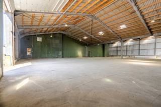 <strong>OPDEELBAAR BEDRIJFSPAND BESTAANDE UIT KANTOREN, BEDRIJFSHALLEN, WERKPLAATSEN EN MAGAZIJN ALSOOK EEN RUIME, VERHARDE BUITENOPSLAG.</strong><br /><br />Dit bedrijfspand is gelegen in agrarisch gebied, op de grens van Bree en Kinooi op een perceel van ca. 2ha. <br />Het pand heeft een totale oppervlakte van 7.000m², doch kan <strong>opgedeeld verhuurd </strong>worden.<strong><br /><br />HUURMOGELIJKHEDEN + PRIJZEN:</strong><br />- Kantoren gelijkvloers: ca. 170m² x € 60/m² = € 10.200/jaar <br />- Kantoren verdieping: ca. 170m² € € 60/m² = € 10.200/jaar<br />- Hal A (verwarmd): ca. 814m² x € 40/m² = € 32.560/jaar<br />- Hal B: ca. 1.040m² x € 36/m² = € 37.400/jaar<br />- Hal C: ca. 3.140m² x € 27,50/m² = € 86.350/jaar<br />- Hal D: ca. 1.404m² x € 36/m² = € 50.544/jaar<br />- Ruime verharde buitenopslag: ca. 4.000m²<br />- Onroerende voorheffing ten laste van de huurder<br /><br /><strong>KENMERKEN:</strong><br />- PV-installatie met 1.284 zonnepanelen <br />- Inbraak- en brandalarm voorzien<br />- Het pand is voorzien van 5 automatishe grote poorten<br />- Groothoogte bedraagt 5,5 meter<br />- Nokhoogte bedraagt 8 meter<br /><br /><strong>ANDERE:</strong><br />- Huurprijs: <strong>scherpe huurprijs vanaf € 27,50/m²/jaar</strong><br />- Aanvaarding huurder steeds in overleg met verhuurder<br />- Huuurtermijn: in onderling overleg<br />- Jaarlijkse indexering<br />- Huurwaarbog: min. 3 maanden huur<br /><br /><span>Bekijkt u deze advertentie via een aanverwante vastgoedsite, surf dan zeker naar onze website </span><strong>www.N78vastgoed.be</strong><span> voor een uitgebreide beschrijving en foto's. </span><strong>Meer info: +32 (0)89 86 18 88 of info@N78vastgoed.be</strong>
