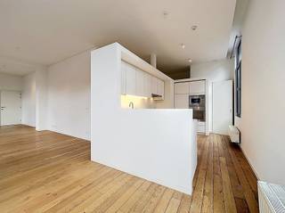 <p><span>BEZOEK? BEL 09/225.00.78!</span></p><p><span>Dit aangename appartement bevindt zich op de tweede verdieping van een kleinschalig appartementsgebouw, midden in het stadscentrum. Dankzij de ruime indeling en de overvloedige lichtinval geniet u hier van een bijzonder aangenaam wooncomfort.</span></p><p><span>Via de inkomhal, met vestiairekast en afzonderlijk gastentoilet, komt u terecht in de ruime leefruimte van maar liefst 40 m². De grote oppervlakte en het vele natuurlijke licht zorgen voor een open en luchtig gevoel. Aansluitend bevindt zich de keuken, uitgerust met een elektrische kookplaat, dampkap, oven, microgolfoven en koelkast met vriesvak. Naast de keuken is er bovendien een praktische berging met aansluiting voor een wasmachine.</span></p><p><span>Verder beschikt het appartement over twee ruime slaapkamers. De eerste slaapkamer meet 14,94 m² en is voorzien van ingemaakte kasten. De tweede slaapkamer, met een oppervlakte van 13,53 m², heeft een charmante sierhaard die bijdraagt aan het karakter van de ruimte. De badkamer bevindt zich tussen beide slaapkamers en is uitgerust met een ligbad, dubbele wastafel, verwarmd handdoekenrek en toilet.</span></p><p><span>Tot slot hoort er een ruime kelderberging van maar liefst 10 m² bij het appartement. Dankzij de aanwezige elektriciteit en afvoer biedt deze ruimte heel wat praktische mogelijkheden. </span></p><p><span>Ook het stallen van fietsen is perfect mogelijk op het kelderverdiep.</span></p><p><span> </span></p><p><span>Dit appartement zelf ervaren? Neem contact met ons op en plan uw bezoek in!</span></p>