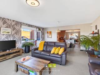 <p><span><strong>HALFVRIJSTAANDE WONING MET 3 SLAAPKAMERS OP EEN PERCEEL VAN 11A77CA TE DILSEN-STOKKEM (DILSEN) <br /><br />TROEVEN<br /></strong>- Zeer landelijk en rustig gelegen! <br />- EPC B : energiezuinige woning!<br />- Badkamer op het gelijkvloers!<br />- Alarmsysteem. <br />- Grondig vernieuwd in 2019, waaronder ramen, badkamer, keuken en meer... <br />- Ruime oprit in kiezelverharding naar de vrijstaande garage.<br />- Diepe achtertuin. <br />- Diverse duiventillen aanwezig. <strong><br /><br />KELDERVERDIEPING -01<br /></strong>- Kelderruimte 1 (3,81m x 2,24m = 8,53m²): trap naar het gelijkvloers, tegelvloer. <strong><br /></strong>- Kelderruimte 2 (3,95m x 3,82m= 15,09m²)<strong> </strong>mazoutketel, boiler, tegelvloer. <strong><br /><br />GELIJKVLOERS (00)<br /></strong>- Inkomhal (3,14m x 1,46m = 4,58m²): houten trap naar verdieping 1 (tapijtbekleding), elektriciteitskast, omvormer, steentapijt. <br />- keuken + eetkamer (8,19m x 4,01m = 32,84m²): ingerichte kastenwand met 2 combi microgolfovens, koelkast; kookeiland met elektrisch vuur, vaatwasser, spoelbak, werkblad in kunststof; eet -en zitruimte, vloerverwarming, steentapijt. </span><br /><span>- woonkamer (5,15m x 6,23m = 32,08m²) schuifpui naar het terras achter, buitendeur, rolluik, vliegenhor, steentapijt. </span><br /><span>- Wasplaats (1,48m x 2,40m = 3,55m²) aansluiting wasmachine en droogkast, steentapijt. </span><br /><span>- badkamer (3,76m x 2,48m = 9,32m²): ingericht meubel met dubbele lavabo, lades, spiegelkasten, kolomkast; zittoilet, inloopdouche, elektrische verwarming, vloerverwarming, steentapijt. </span><br /><span>- Sas (1,04m x 1,50m = 1,56m²) steentapijt</span><br /><br /><span><strong>VERDIEPING</strong> <strong>+01 (betonnen tussenvloer)</strong></span><br /><span>- Overloop (5,00m x 2,25m = 11,25m²): houten trap naar het gelijkvloers (tapijtbekleding), zolderluik, laminaat. <br />- Slaapkamer 1 (3,00m x 3,47m = 10,41m²) laminaat, rolluik<br />- Slaapkamer 2 (4,1m x 4,04m = 16,56m²)vinyl vloer, rolluik<br />- Slaapkamer 3 (3,98m x 4,04m = 16,08m²) vinyl vloer, rolluik<br />- bergkast (0,93mx 1,10m = 1,02m²): laminaat. <br /><br /><strong>ZOLDERVERDIEPING</strong> <strong>+02</strong> <strong>(betonnen tussenvloer)</strong>(6,43m x 6,45m = 41,47m²)<strong> | </strong>chape. <br />dak geïsoleerd <br /></span><br /><span><strong>EXTERIEUR<br /></strong></span>- <span>Ruime oprit met kiezelverharding naar de garage.</span><br /><span>-<strong> </strong>Garage (5,75 x 4,24=24,38m²): ijzeren poort, geïsoleerd dak (5 cm), duiventil bij garage (3,05 x 2,78= 8,48m²) betontegel. <br /></span><span>- Duiventil zijtuin (grondwaterpomp) & bijkomende duiventil in de achtertuin. <br /><br /></span><span><strong>VERNIEUWINGEN<br /></strong>- 2019: binnendeuren, badkamer, keuken, vloer/steentapijt beneden, ramen op het gelijkvloers + 1 slaapkamer verdieping 1, dakconstructie/isolatie/pannen. <strong><br /><br /></strong></span><span><strong>12 ZONNEPANELEN SINDS 2016 met groencertificaat geldig tot 2030. </strong><br />- In de verkoopprijs zit het volledige zonnepanelensysteem begrepen (zonnepanelen, omvormer, collectoren e.a. toebehoren).<br />- De groencertificaten zullen overgedragen worden aan de koper.<br /><br />Bekijkt u deze advertentie via een aanverwante vastgoedsite, surf dan zeker naar onze website <strong>www.N78vastgoed.be</strong> voor een uitgebreide beschrijving en foto's. <strong>Meer info: +32 (0)89 86 18 88 of info@N78vastgoed.be.</strong></span></p>
