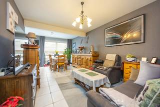 INDELINGAan de voorkant van het appartement bevindt zich de lichtrijke leefruimte en open, ingerichte keuken met berging. Achteraan bevinden zich...