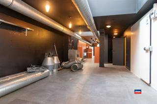 <p><span>ANTWERPEN (CENTRUM) | TE KOOP/TE HUUR HANDELSPAND OP CIRCA 150m² | TAL VAN MOGELIJKHEDEN | VOORHEEN PIZZERIA | CENTRAAL GELEGEN IN HET CENTRUM VAN ANTWERPEN | EPC A</span></p><p><span>Zaak uitgerust met koelvriescel en grote afzuigkap. Het pand is momenteel niet verhuurd en onmiddellijk beschikbaar.</span></p><p><span>Optie om te huren voor € 2.500,00/mnd</span></p><p><span> </span></p><p><span>Asbestveilig | elektrische installatie conform het AREI.</span></p><p><span> </span></p>