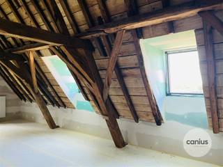 <p><span>Rust &amp; natuur nabij het stadscentrum</span></p><p><span>Aan de stadsrand van Sint-Truiden treffen wij op het pittoreske Begijnhof de site ’T Godshuis aan. Het betreft een kleinschalig project bestaande uit zeven woningen (vier nieuwbouwwoningen en drie gerenoveerde woningen ondergebracht in een beschermd monument). De ligging kunnen wij als ideaal bestempelen! Zo geniet je hier van de rust en de rijke geschiedenis die het Begijnhof uitstraalt in combinatie met de natuur van Domein ’t Speelhof. Daarnaast bevinden wij ons op wandel- en fietsafstand van het stadscentrum van Sint-Truiden. Zo begeven wij ons vlot naar lokale handelaars, supermarkten, de wekelijkse Haspengouw Markt, gezellige drank- en eetgelegenheden, het stadspark, … Ook voor grotere verplaatsingen ben je hier aan het juiste adres. Door de nabijheid van belangrijke invalswegen is een goede verbinding naar omliggende steden en gemeenten gegarandeerd. Kortom een ideale locatie om te genieten van alles wat de hoofdstad van Haspengouw te bieden heeft.</span></p><p><span> </span></p><p><span>Wonen in een beschermd monument </span></p><p><span>Woning 2 beschikt over 134m² woonoppervlakte en omvat op het gelijkvloers een inkomhal, een berging, een apart toilet en een leefkeuken.</span></p><p><span>De eerste verdieping biedt een nachthal, een badkamer en twee slaapkamers.</span></p><p><span>Onder het prachtige dakgebinte op de tweede verdieping kunnen we een ruime leefruimte en een bergruimte terugvinden.</span></p><p><span>Bijkomend kan men genieten van een privatieve tuin, terras en gemeenschappelijke fietsenstalling.</span></p><p><span>Dit allemaal met respect voor het historisch karakter (prachtige authentieke balken, traditionele materialen, …) in combinatie met hedendaags comfort wat resulteert in een energiezuinige woning klaar voor de toekomst! </span></p><p><span> </span></p><p><span>KORT SAMENGEVAT</span><span>:</span></p><p><span>Prijs: € 401.600,00</span></p><p><span>Verkoop onder registratierechten (2% of 12%)</span></p><p><span> </span></p><p><span>Wonen in een unieke setting waar heden &amp; verleden elkaar omarmen!</span></p><p><span>Nieuwsgierig welke woning het best aansluit bij jouw levensstijl? Maak snel een afspraak of vraag maar informatie aan bij één van de medewerkers van Canius Real Estate. Je kan ons bereiken op het nummer 011 74 12 36 of via <span>info@canius.be</span></span><span>.</span></p><p><span> </span></p><p><span>*Deze gegevens zijn louter ter informatieve titel. De vermelde oppervlaktes zijn slechts een indicatie. Canius Real Estate kan niet verantwoordelijk gesteld worden voor de juistheid van de aan haar verstrekte gegevens.</span></p><p><span> </span></p><p><span> </span></p>