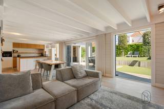 
Prachtige exclusieve Mi Casa villa op een goeie strategische ligging in Waregem!

Laat u verrassen door deze charmante perfect onderhouden villa, ingericht met kwalitatieve materialen, en overal maatwerk/inmaakkasten. 
Mi Casa zette ook hier een exclusieve gezinswoning met een tijdloze uitstraling en hoog wooncomfort neer. 
De energiezuinige houtmassiefbouw zorgt voor een natuurlijk binnenklimaat, lage energiekosten en duurzaam wonen.

INDELING: prachtige inkom met traphal, apart toilet, vestiaire, grote lichtrijke charmante leefruimte (uitgevend op de tuin) met parket en inbouwcassette, leuke orangerie/uitbouw, geïnstalleerde open keuken met eiland met aansluitend de extra handige berging en wasplaats. 

Aangelegd terras, omheinde onderhoudsvriendelijke tuin met tuinhuis. 

Op het verdiep bevinden zich de overloop, 3 grote slaapkamers met inmaakkasten/bureau, apart toilet,  en 2 badkamers. 
Op de tweede verdieping (vaste trap) bevinden zich de overloop, en nog 2 extra volwaardige slaapkamers.

Troeven:
- Mooi omheinde tuin met extra tuinhuis, moestuin en buitenverlichting
- Oprit voor meerdere wagens
- Recent bouwjaar (2014) 
- Elektriciteit conform + energiezuinig (zeer goed geïsoleerd!)
- Topligging: dichtbij op- en afritten E17 (doch gelegen in een rustige straat) en centrum Waregem, op wandelafstand van Walskerke, natuurgebied en wandelroutes 

Bezoek na afspraak met Immo Beguin: charlotte@immobeguin.be