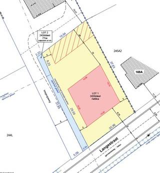 Te koop: Prachtige bouwgrond in Averbode (vooraan de bestaande woning)

Op een toplocatie in Averbode vindt u deze mooie bouwgrond (open bebouwing) met tal van mogelijkheden. Het perceel biedt ruimte voor een hoofdgebouw met een maximale bebouwbare oppervlakte van 150 m² op het gelijkvloers., Min. 7 m voorgevelbreedte en min. 9 m bouwdiepte. Er zijn maximaal 2 bouwlagen + zolder toegestaan, met een nokhoogte tot 11 m en kroonlijsthoogte tot 6,5 m (hellend dak) of 7 m (plat dak).

Extra mogelijkheden volgens de voorschriften:

Vrije keuze van dakvorm en duurzame materialen.

Bijgebouw toegestaan tot 40 m², met gebruik als tuinhuis, berging of poolhouse.

Complementaire functies zoals kantoor of dienstverlening mogelijk (max. 75 m², hoofdfunctie blijft wonen).

Minstens één overdekte autostaanplaats verplicht op het eigen terrein.

Deze grond ligt in een groene, rustige omgeving met aandacht voor esthetiek en waterdoorlatende verharding en biedt de ideale basis voor uw droomwoning.

Bel ons op  014/95.37.50 of e-mail naar immo@degroot-celen.be