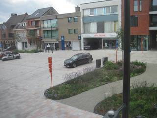 Lichtrijk appartement op de eerste verdieping, met zicht op de Gaverse Markt.<br /><br />Aangename leefruimte met salon. Afzonderlijke keuken (de nieuwe combi koelkast AEG wordt eerstdaags geleverd) en berging. <br />Badkamer (met ligbad) en afzonderlijk toilet. <br />Twee aangename (slaap)kamers.<br />Eveneens een stijlvolle centrale inkomhall aanwezig. <br /><br />Uitstekende prijs-kwaliteit-verhouding voor dit ruime appartement.<br /><br />Vaste kosten = 50 euro / maand.<br /><br />Er kan optioneel een afzonderlijke garage bijkomend gehuurd worden (80 euro / maand).