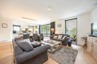 Hoogwaardig afgewerkt, uitmuntend onderhouden én energiezuinig luxe 3-slaapkamer appartement met bvo van 143m² met zuidwestelijk zonneterras met en mooi zicht over de omgeving. Gelegen op de eerste verdieping van een zeer verzorgd en recent kleinschalig appartementsgebouw (ingebruikname 2017) dat aan alle hedendaagse normen voldoet en een moderne tijdloze look and feel geniet. Ideale ligging nabij het centrum van Sint-Antonius met alle faciliteiten in directe omgeving. Sinds jaar en dag verhuurd aan zeer correcte huurders.<br /><br />INDELING: Zeer verzorgde gemeenschappelijke inkomhal met trap en lift – Inkomhal met vestiaire en gastentoilet alsook toegang tot alle vertrekken - Ruime leefruimte op parket met een mooie lichtinval en toegang tot het zuid-west terras met open zicht over de omgeving - Landelijk moderne open keuken voorzien van alle nodige en kwalitatieve toestellen - Vooraan bevinden zich 3 grote slaapkamers - Verder is er een ruime badkamer voorzien van alle nodige toestellen - Er is eveneens een handige berging met voorzieningen WM+DK enz - Verder zijn er 2 garageboxen waarvan er 1 verplicht is aan te kopen aan €35000/stuk.<br /><br />BIJZONDERHEDEN: Gebouw van 2017 zonder kosten op planning - Perfect onderhouden - Kleinschalig gebouw met 2 appartementen + kantoor - Zeer energiezuinig Epeil: 48 UC: 15901 – Zeer lichtrijk – Leuke look and feel - Thans verhuurd aan €1257,24 incl. onkosten - Stedenbouwkundige informatie in aanvraag – Pscore: B Gscore: B - Oppervlaktematen zijn volgens EPB. Huis of appartement verkopen in Zoersel? Bel ons voor een gratis waardebepaling of advies via 03 361 51 51 of via info@yvesvanpelt.be