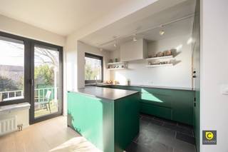 Dit instapklare en stijlvol gerenoveerde appartement van 122 m² (cfr. EPC) is gelegen in het centrum van Aartselaar, in een kleinschalig gebouw...