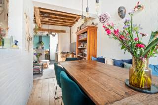 Deze charmante woning, ideaal als starterswoning, is centraal gelegen in Lier centrum doch vrij rustig in een doodlopende straat. U bevindt zich op wandelafstand van winkels, openbaar vervoer, gezellige horeca en de Lierse stadsvesten. Heerlijk om te ontspannen of een wandeling te maken! <br /><br />De inkom brengt ons in de uiterst gezellige leefruimte voorzien van een warme parketvloer en authentieke balken.<br />Aansluitend aan de leefruimte treffen we de keuken waar u lekkere gerechten kan bereiden. Vervolgens beschikt het gelijkvloers nog over een apart toilet.<br /><br />Op de eerste verdieping vinden we twee ruime slaapkamers (12m²/14m²) en een badkamer met een enkele lavabo en een douche. <br /><br />Tot slot is er nog een kelder en een praktische stockagezolder aanwezig.<br /><br />Pluspunten:<br />+ 2 slaapkamers<br />+ Centraal gelegen te Lier<br />+ Rustig in doodlopende straat<br />+ Ideale starterswoning<br />+ Elektriciteit = conform<br />+ Praktische stockagezolder<br />+ Kelder<br /><br />Heeft u interesse in deze charmante woning en wenst u graag een bezoek ter plaatse in te plannen? Klik op de link "Ik ben kandidaat" om een bezichtiging in te plannen!